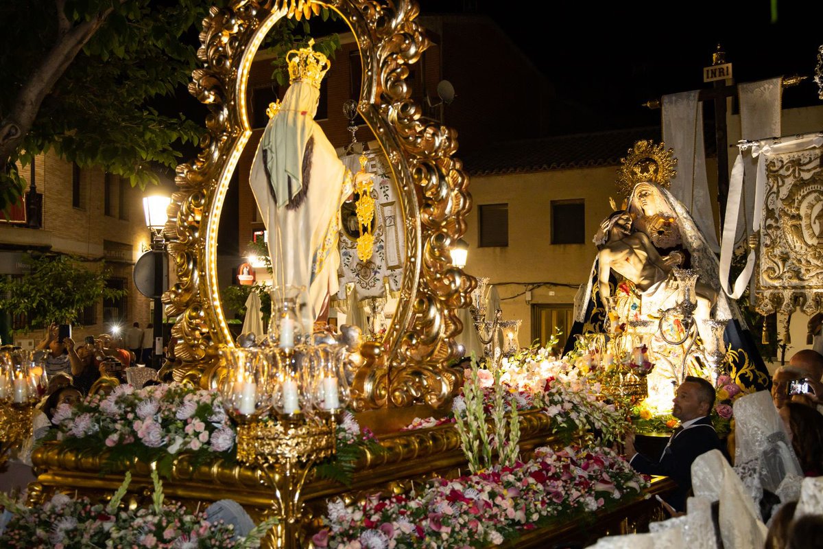 La CORONACIÓN DE UNA REINA