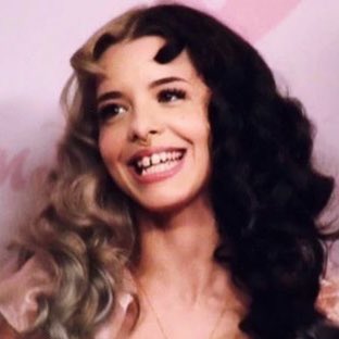 melanie martinez’s extremely contagious laugh

( a thread 🧵)