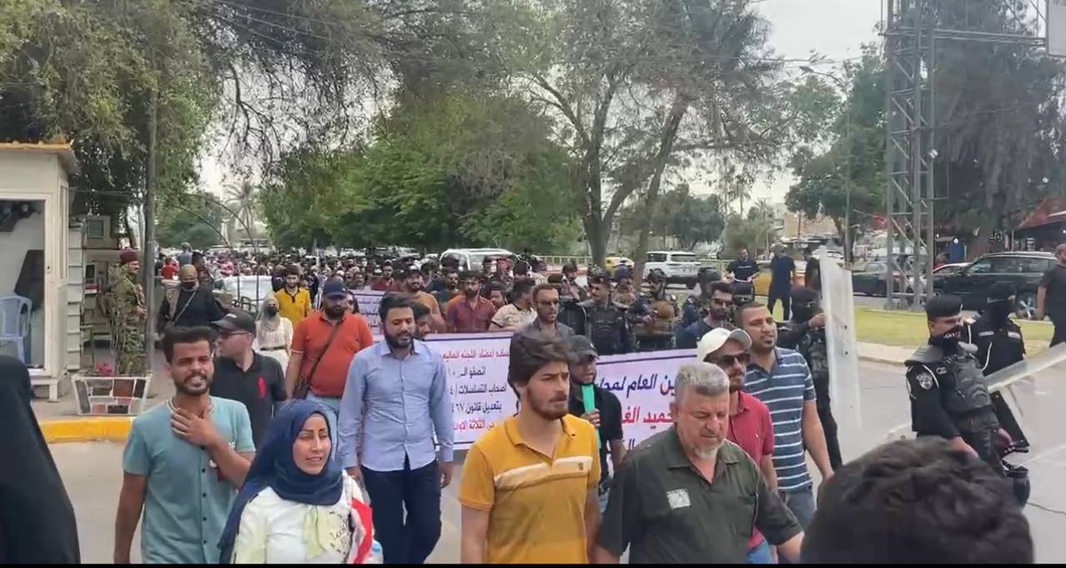 نحن أبنائكم#العشرة_الاوائل لا فرق بيننا وبين زملائنا الأوائل ممن حصلوا على فرصة التعيين سوى بوينتات قليلة #مظاهرات_اول_عشره

<a href="/AlHaLboosii/">محمد الحلبوسي</a> <a href="/mohamedshia/">محمد شياع السوداني</a>