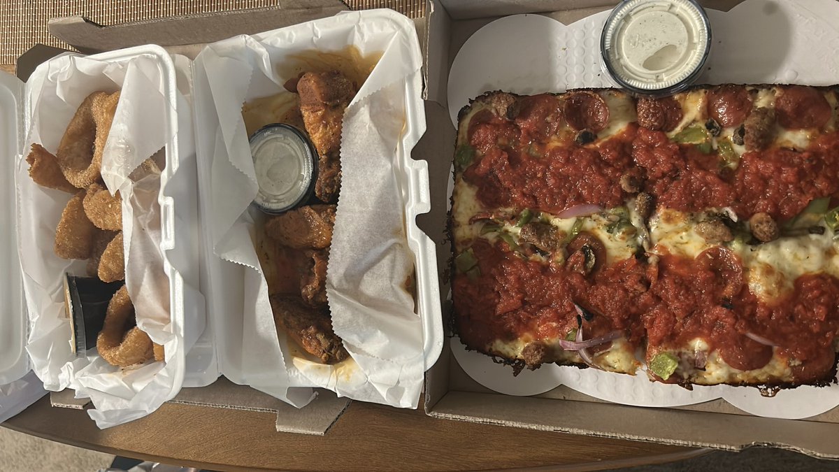 AnjelicaTrinone's tweet photo. Only thing worth leaving the house for today 😍 @LeftysPlaceWV https://t.co/5ZcAMQn3F2