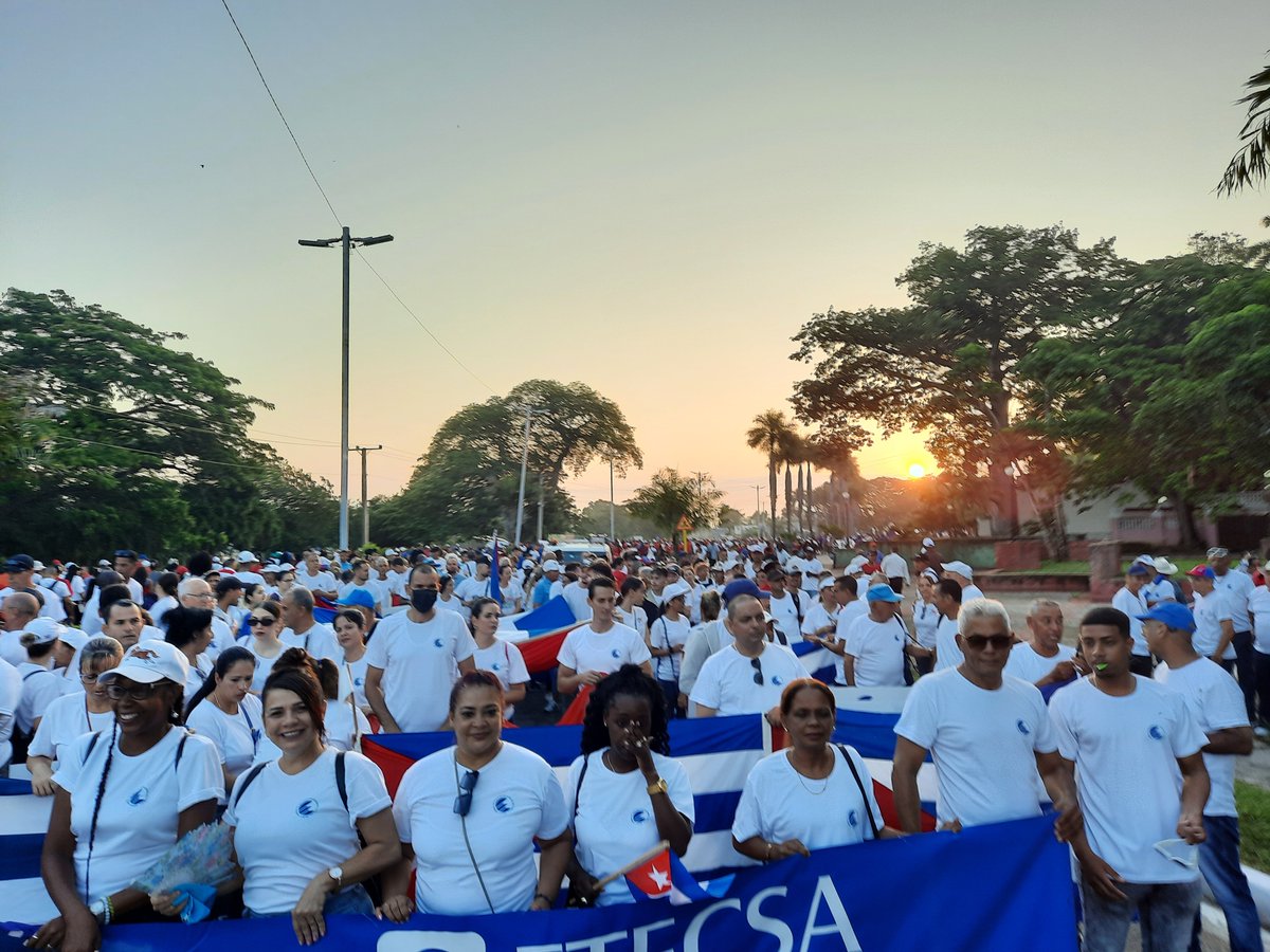 Lgarcial4's tweet photo. Mi #CubaViva se defiende de muchas maneras y cuando hay muchos hombres y mujeres con decoro y la dignidad.
#DefendiendoCuba 
@ETECSA_Cuba 
@fhh https://t.co/KMy1iaBPD2