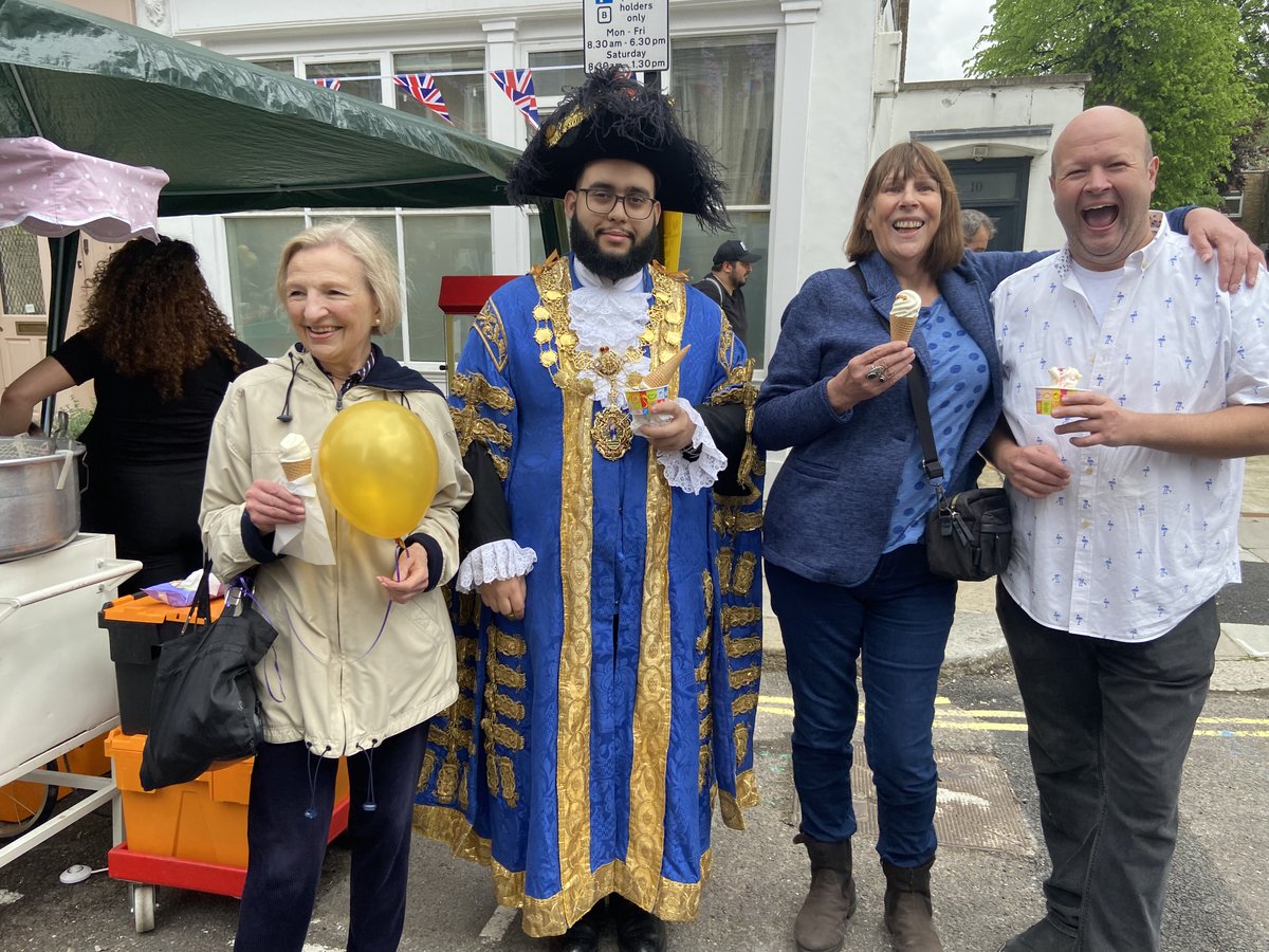 CityWestminster's tweet image. The streets were filled with celebration as residents across the borough held street parties to celebrate the #KingsCoronation 👑 

The @LM_Westminster, @BayswaterLabour, and Deputy Lieutenant Kevin Traverse-Healy, were among the guests at several street parties 🎉