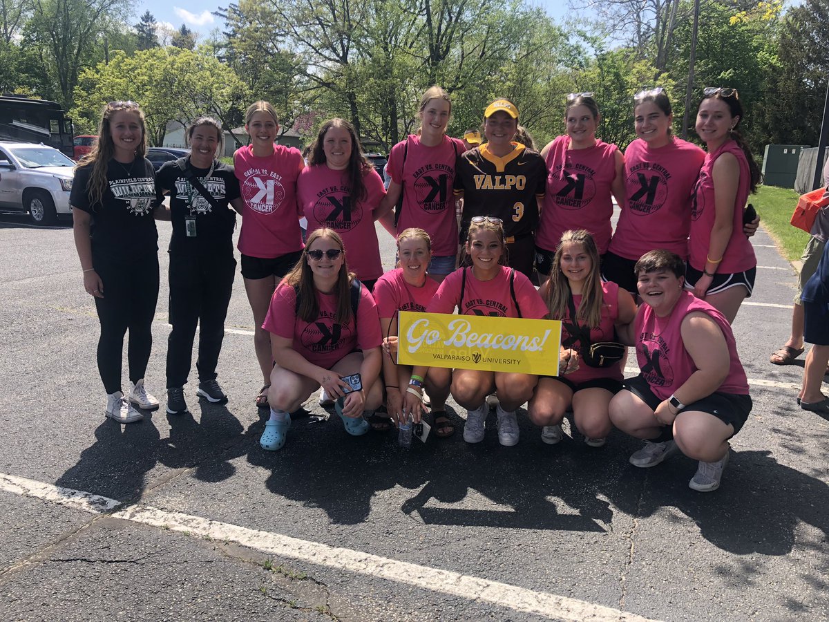 pchssoftball1's tweet photo. Road trip to Valpo! 
The team surprised Kaia for her last regular season game of 2023! 
Way to go #3! @KaiaGarnica
@ValpoSoftball 
@MkruszWildcats 

#WildcatPride https://t.co/0JLYsHDUUt