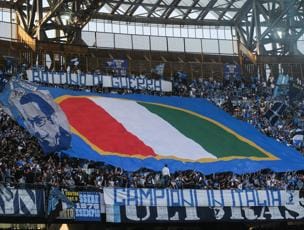 DanieleBibo's tweet photo. Talmente non sono abituati che non sanno nemmeno da che verso girarlo. https://t.co/kh6MYHUXlT