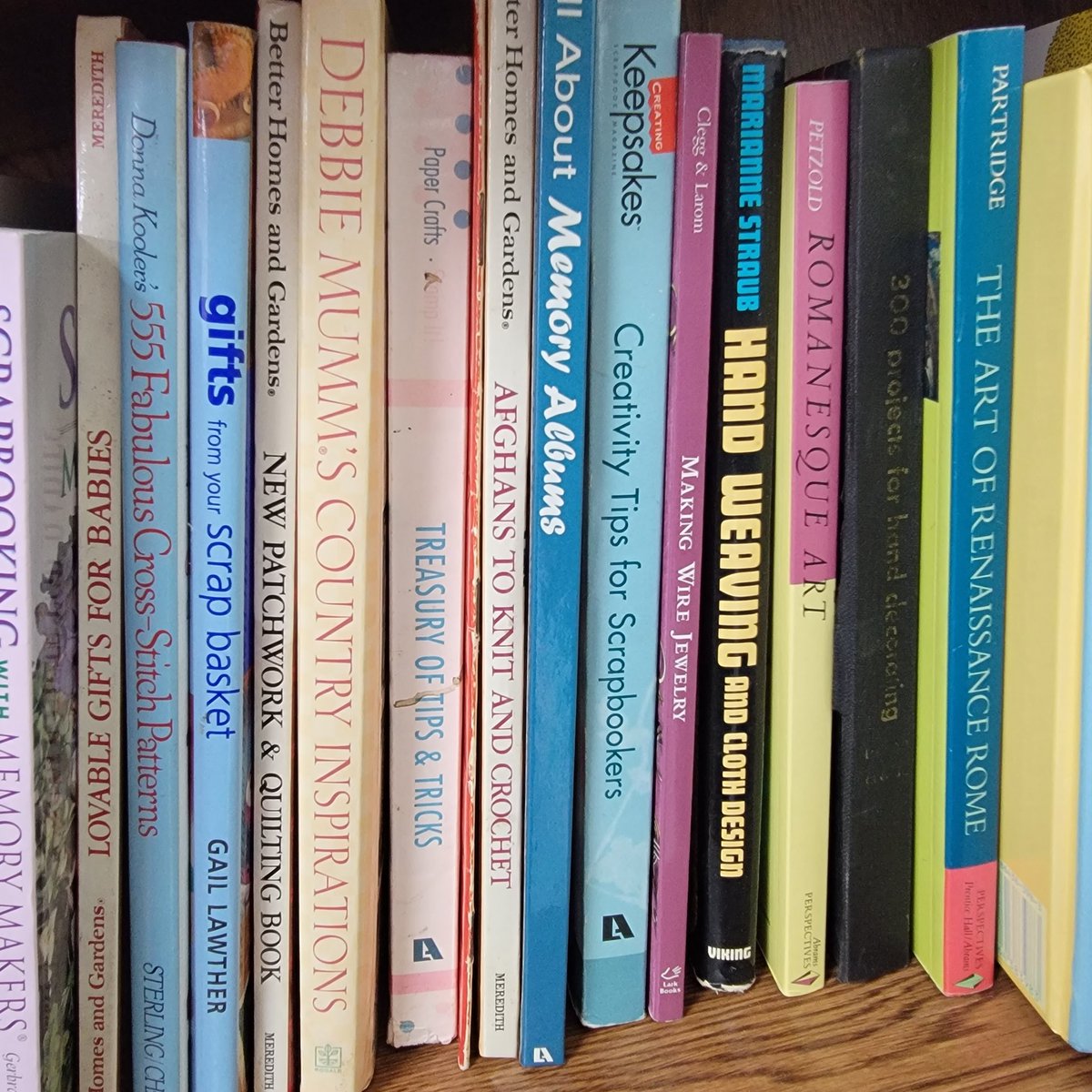 bottomofthebin_'s tweet photo. Crafters' weekend plans: 1% socializing, 99% browsing through art and craft books 🎨📚😍 #CraftyWeekend #ArtBookAddict #CraftersUnite 🖌️📖 https://t.co/cUF0CVhHJ2