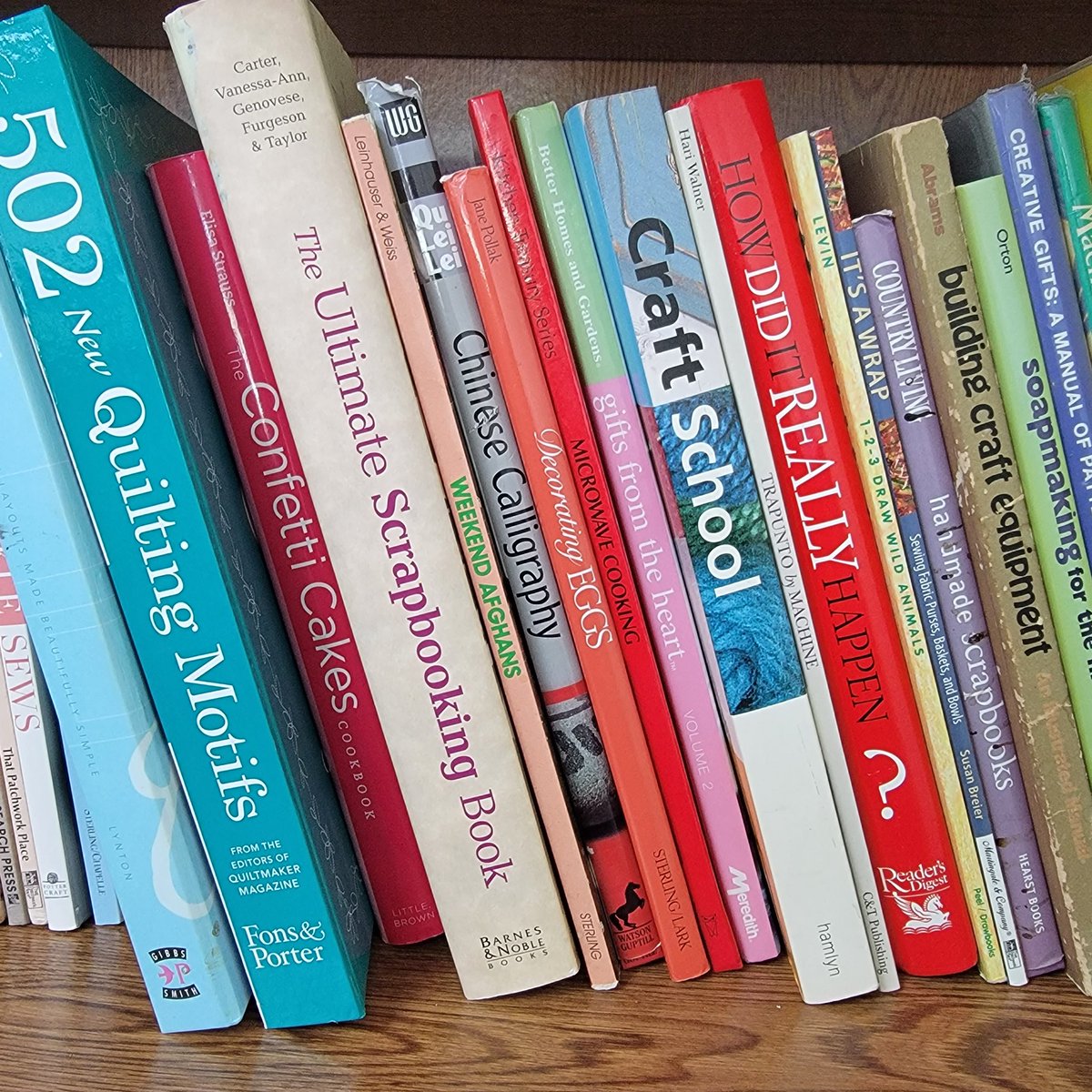 bottomofthebin_'s tweet photo. Crafters' weekend plans: 1% socializing, 99% browsing through art and craft books 🎨📚😍 #CraftyWeekend #ArtBookAddict #CraftersUnite 🖌️📖 https://t.co/cUF0CVhHJ2
