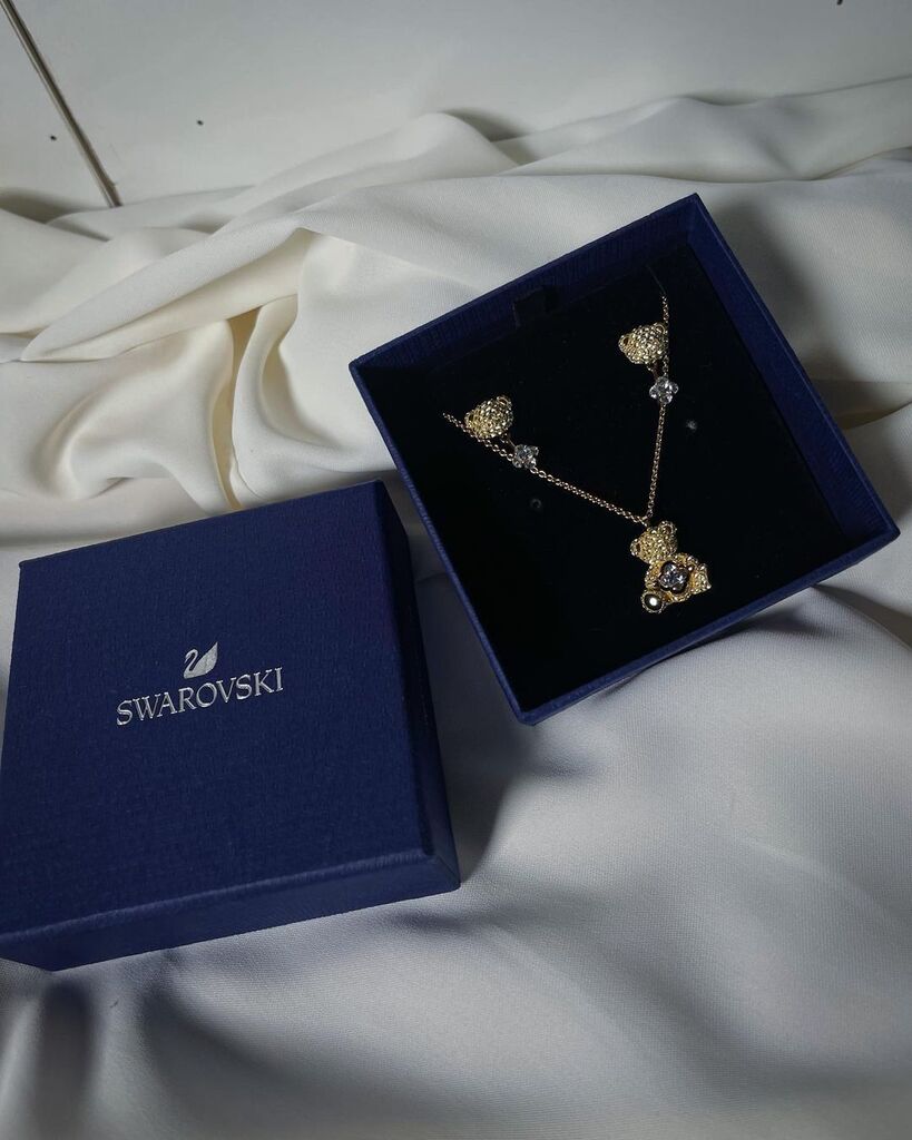 swvknigeria's tweet image. Take your style to the next level with these glimmering Swarovski pieces! 

#SwarovskiRetailerNigeria #SwarovskiCrystal #SparkleQueen #SwarovskiCrystals #swarovskijewellery 
#SparkleQueen  #igniteyourdreams #officialsaskay #SwarovskiRetailerNigeria

… instagr.am/p/Cr9C4fYMiHz/