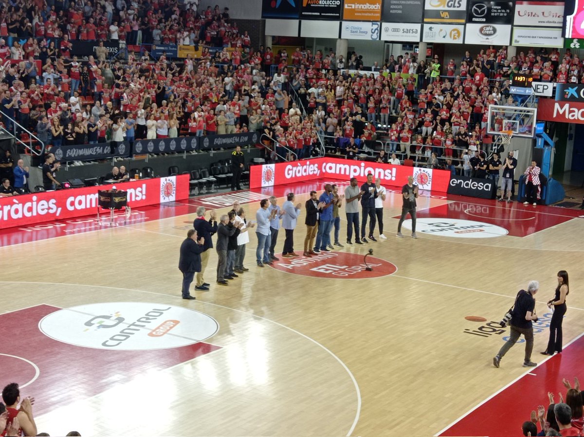 RogerJunyent's tweet photo. Hi era guanyant la lliga fa 25 anys i hi estat avui celebrant una victòria clau per la salvació de @basquetmanresa i espero ser-hi d'aquí 25 anys! #noucongost #somhimanresa https://t.co/BUT1DNynL3