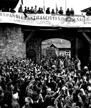 La pancarta que hicieron los republicanos españoles deportados a los campos nazis en el día de la liberación de Mauthausen ha lucido hoy en el mismo lugar en el que ellos la colocaron. Para seguir combatiendo al fascismo hace falta mucha memoria.