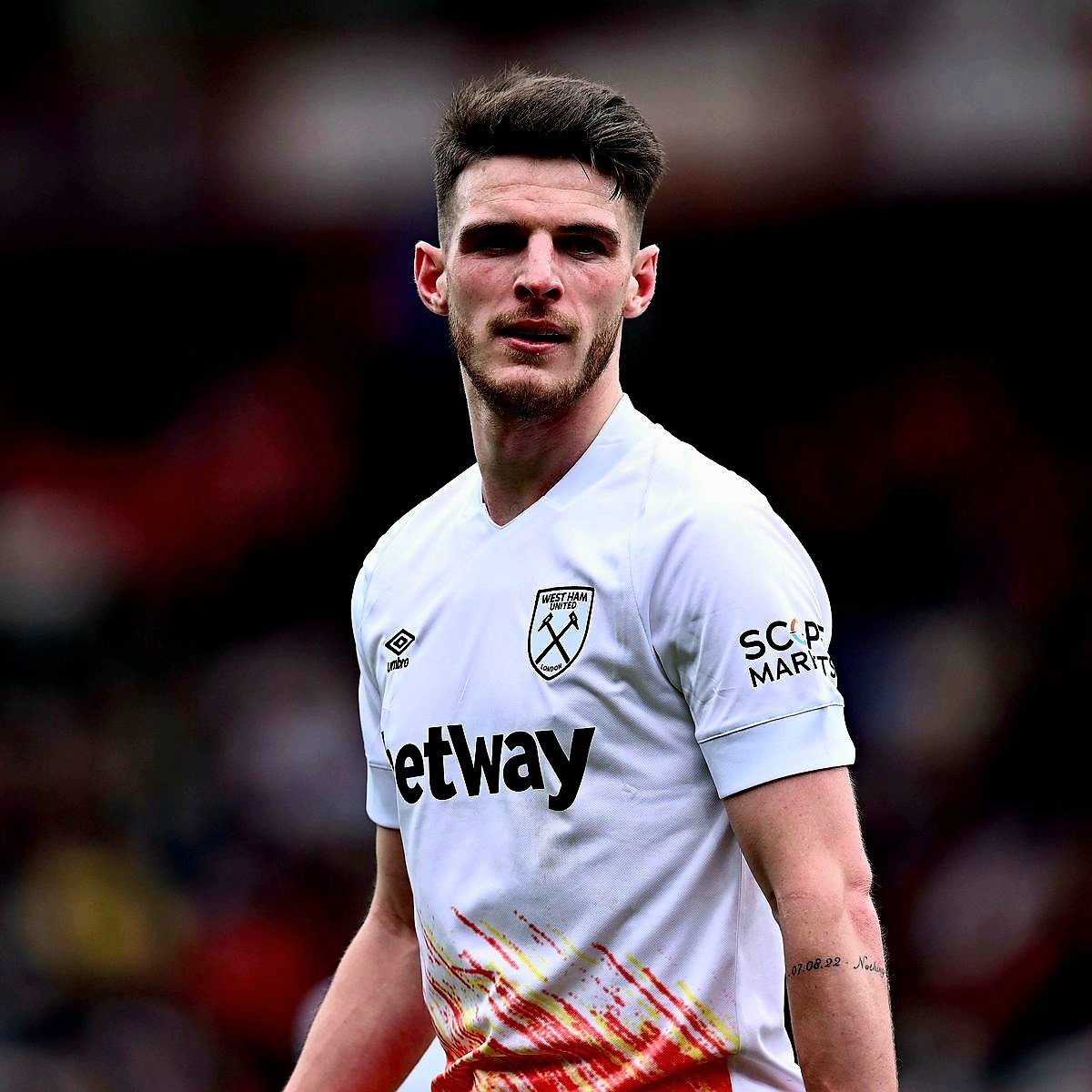 Blue_Footy's tweet photo. The thing about Rice is that you know what to get from him every game. He's super consistent. He gives you 7-8/10 every single game. Super fit and ready.

Do we even have any consistent midfielder? Get him and give him the keys.

Imagine Rice - Enzo pivot with Nkunku in front. 🤔 https://t.co/eDKzG6uEit