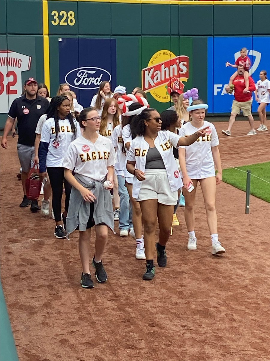 WalnutHillsSB's tweet photo. Thank you @redshsshowcase for this great opportunity to walk on the field today before the @Reds game this afternoon!! Special shout-out to @chloedollar_ for that MVP!!! https://t.co/kBtIOm3cpg
