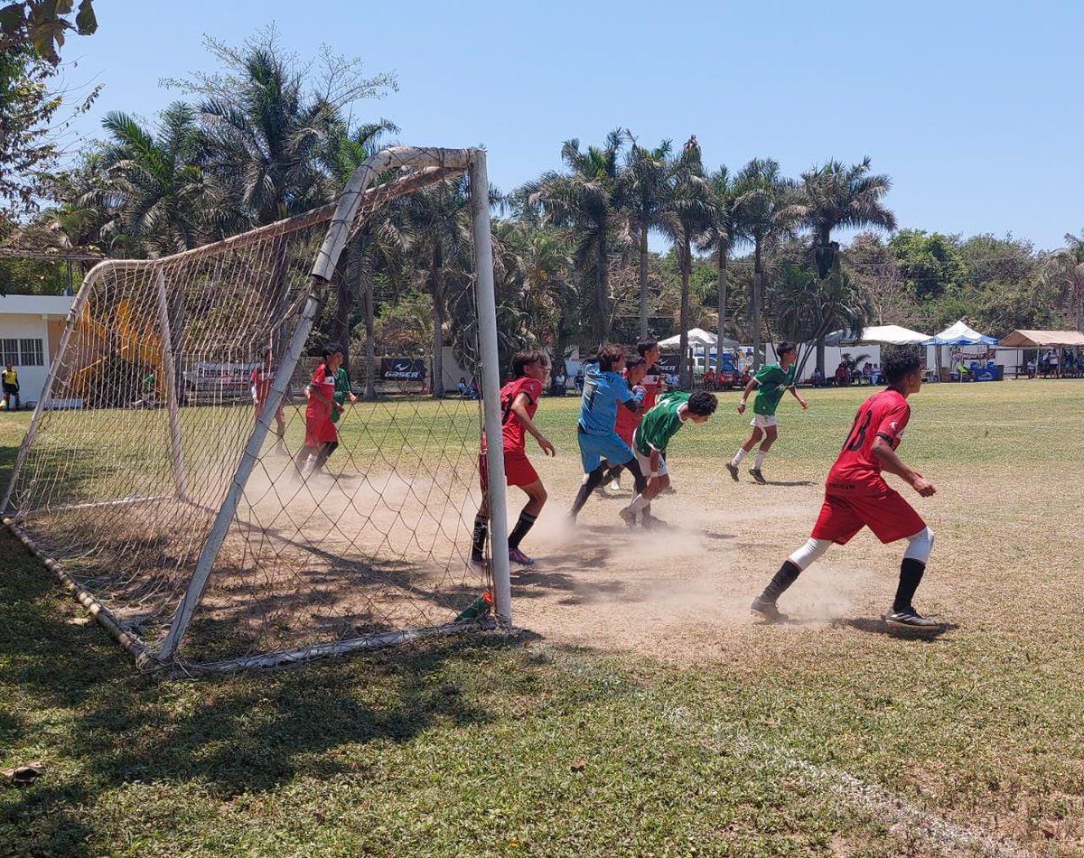 AMFproMX's tweet photo. En su debut en un torneo juvenil, el equipo #TalentosAMFpro categoría 2008, nuevo proyecto de la #AMFpro, logra el subcampeonato de la #CopaVallarta tras empatar 1-1 en tiempo regular y caer en serie de penales vs Gallos Mx Vallarta.
#SoyAMFpro https://t.co/5sRJ2XiW77