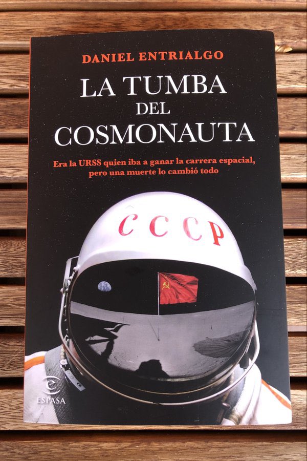 DanielEntrialgo's tweet photo. Qué sorpresón! Iker Jiménez @navedelmisterio acaba de sacar mi novela ‘La tumba del cosmonauta’ @TumbaDel en Cuarto Milenio en @cuatro https://t.co/xDEZeeG4Zm