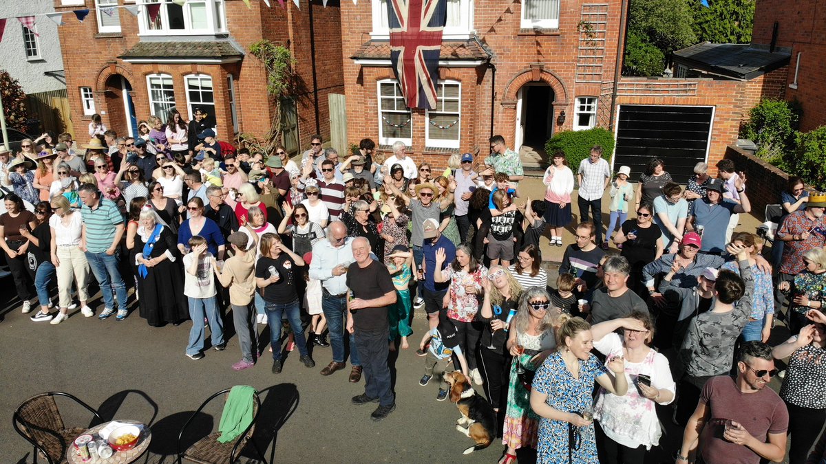 darranT's tweet photo. Pangbourne coronation street party - what wonderful weather!  #Coronation2023 #streetparty #pangbourne #community https://t.co/MPWnSRh3OJ