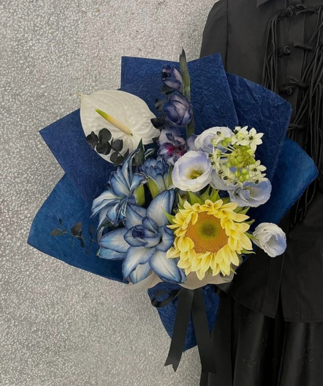 artindetails's tweet photo. starry night-themed bouquet https://t.co/miPheBkP6Y
