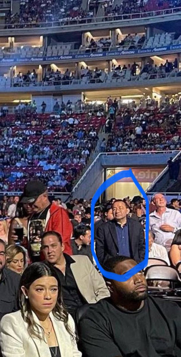 SGarciaSoto's tweet photo. Anoche en la pelea de “El Canelo” se pudo ver a Rafael Guerra Álvarez
Presidente del Tribunal Superior de Justicia de la CDMX, en la zona de  Ring Side, la más cara del evento. Abajo anexamos los precios que se pagaron por esa zona donde el funcionario pudo disfrutar el combate https://t.co/orhVTKBa3n