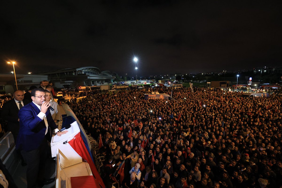 Bizi İstanbul'da karşılayan on binlerce hemşehrime teşekkürler. Az kaldı kardeşlerim, eli taş tutanlar değil eliyle kalp yapanlar kazanacak. Yüzünüzden gülümsemeyi, yüreğinizdeki umudu asla yitirmeyin. 🫶