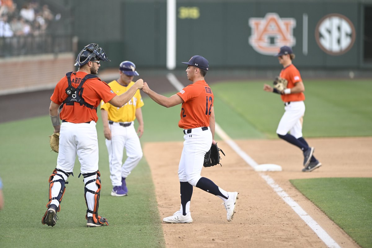 Do it, <a href="/drewnelly_2/">Drew Nelsøn</a>. 👊

The young fella has set down nine straight. 

M8 | Auburn 11, LSU 2