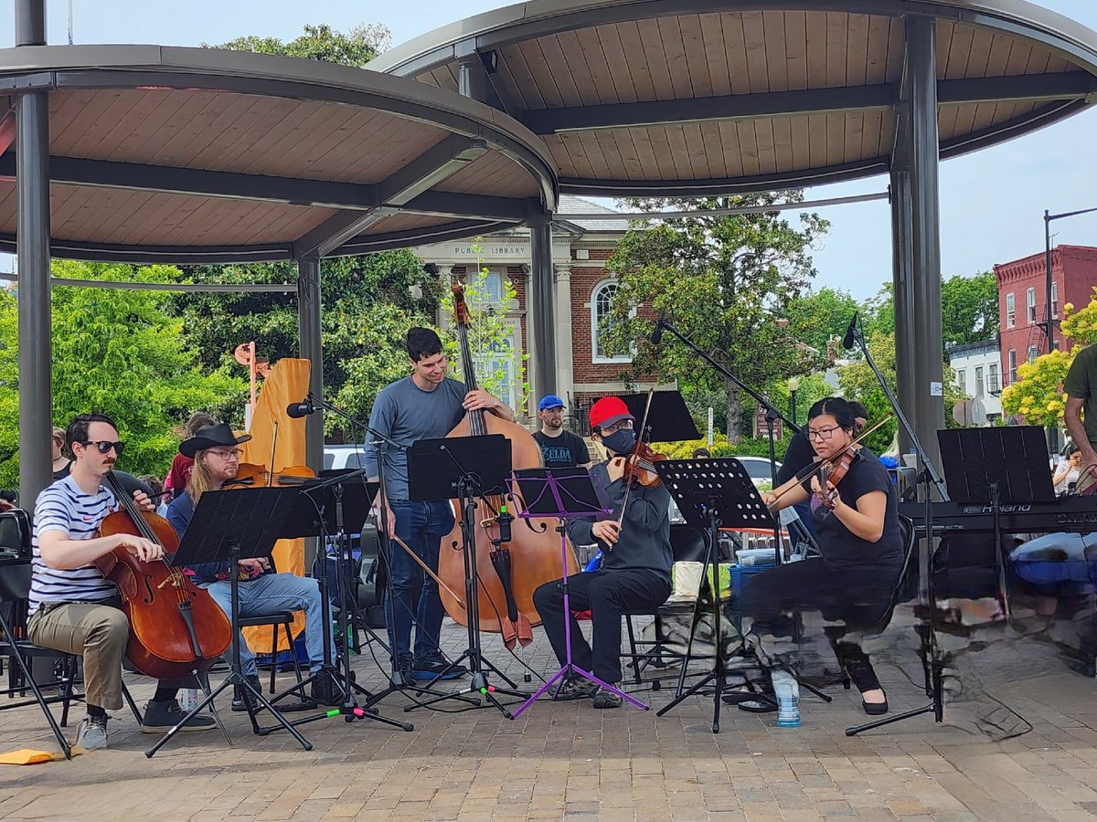 JZaluzec's tweet photo. Beautiful afternoon for a picnic concert and what a special treat it was to listen to the @WMGSO for the first time (and won't be last)- they are fun group with a lot of great energy; I was smiling from start to finish :-). #SundayInDC #EasternMarket #OutdoorConcert https://t.co/gpJHIazwkv