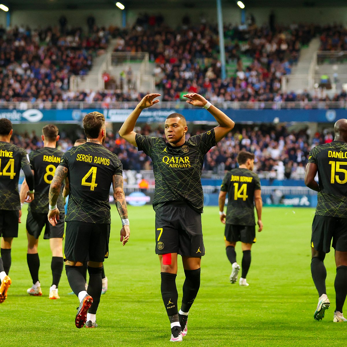 #Ligue1 🇫🇷 - Mbappé mène Paris vers le titre ! 🤩

Seul leader offensif du PSG en l’absence de Messi 🇦🇷 et Neymar 🇧🇷, Kylian Mbappé 🇫🇷 permet à Paris de s’imposer à Troyes (1-3) et de reprendre 6️⃣ points d’avance sur Lens 💪🏽