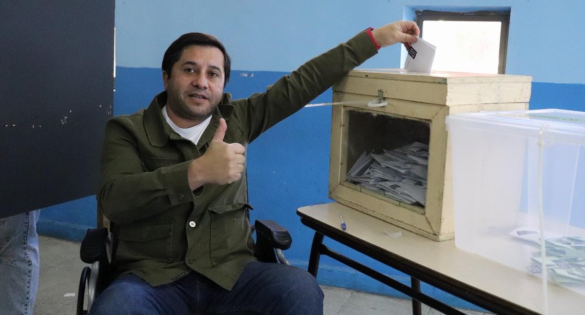🗳️El alcalde Ricardo Jaramillo Galindo concurrió a su mesa de votación en la Escuela N°1 en donde hizo efectivo su sufragio para elegir al #ConsejoConstitucional. 🇨🇱

❗Recordamos que la votación es de carácter obligatoria y terminará a las 18:00 horas. ⌛

#Lautaro #Araucanía