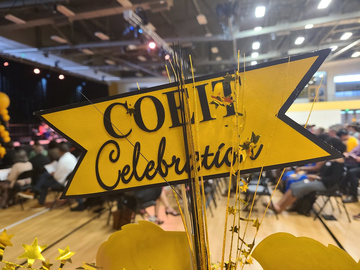 A_McMillen's tweet image. Thrilled to be recognized by COEIT and the faculty in
@UMBC_CBEE 

It is even better to celebrate with the #seniors and all departmental awardees. #UMBCEngineering