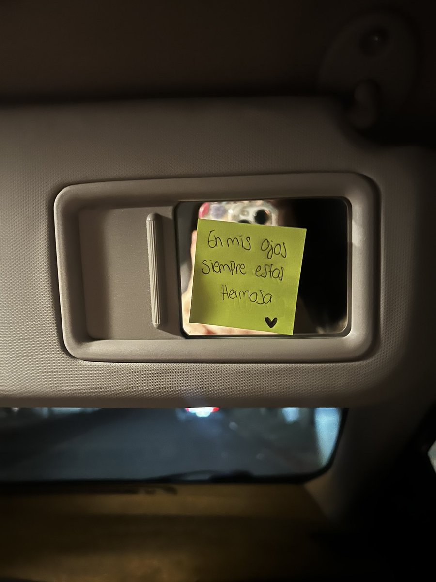 _FerrrnandaV's tweet photo. Ayer me subí al carro de mauricito, abrí el espejo para maquillarme y me tope con esto 🥺❤️ https://t.co/3jNvn87zYy