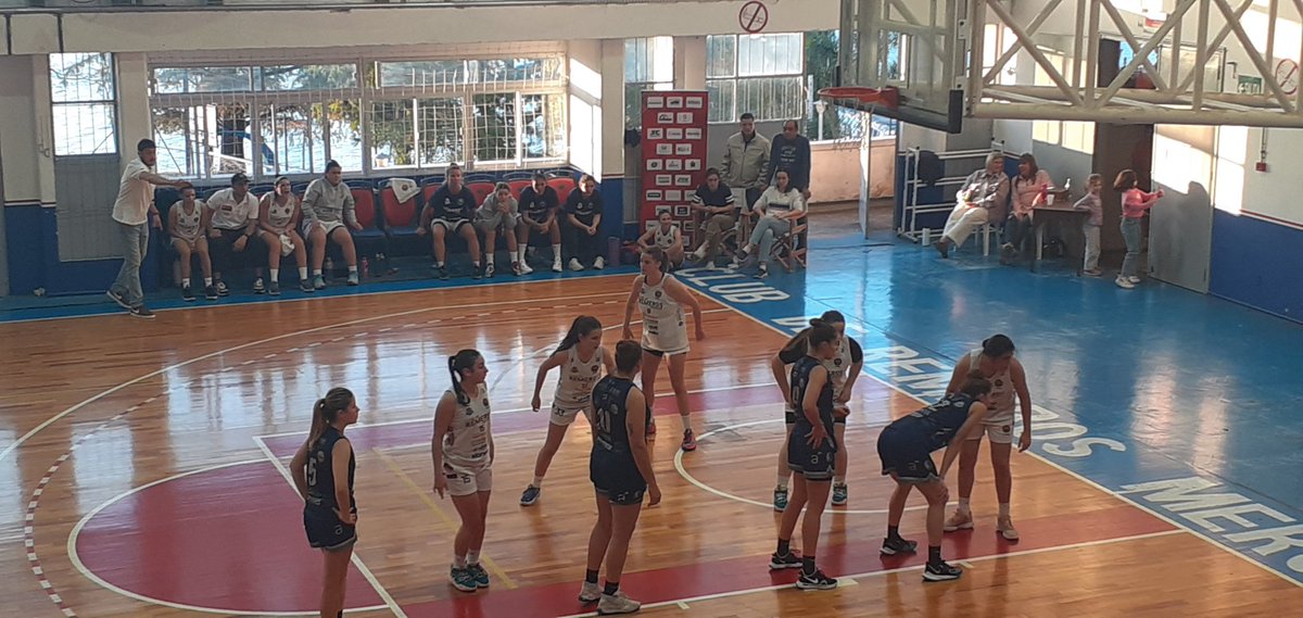 Que lindo ver  <a href="/Remeros_Oficial/">Club de Remeros</a> jugando con Juli Lauber (2008) Fede Sosa(2006) Pauli Lapaz (2007), Lu Ortellado (2007) y Valeria Barret (2003) al cierre de partido de la LFB y que dificil  Febrero cuando empiece el clasico entrena allá y juga acá que bla bla  bla.....