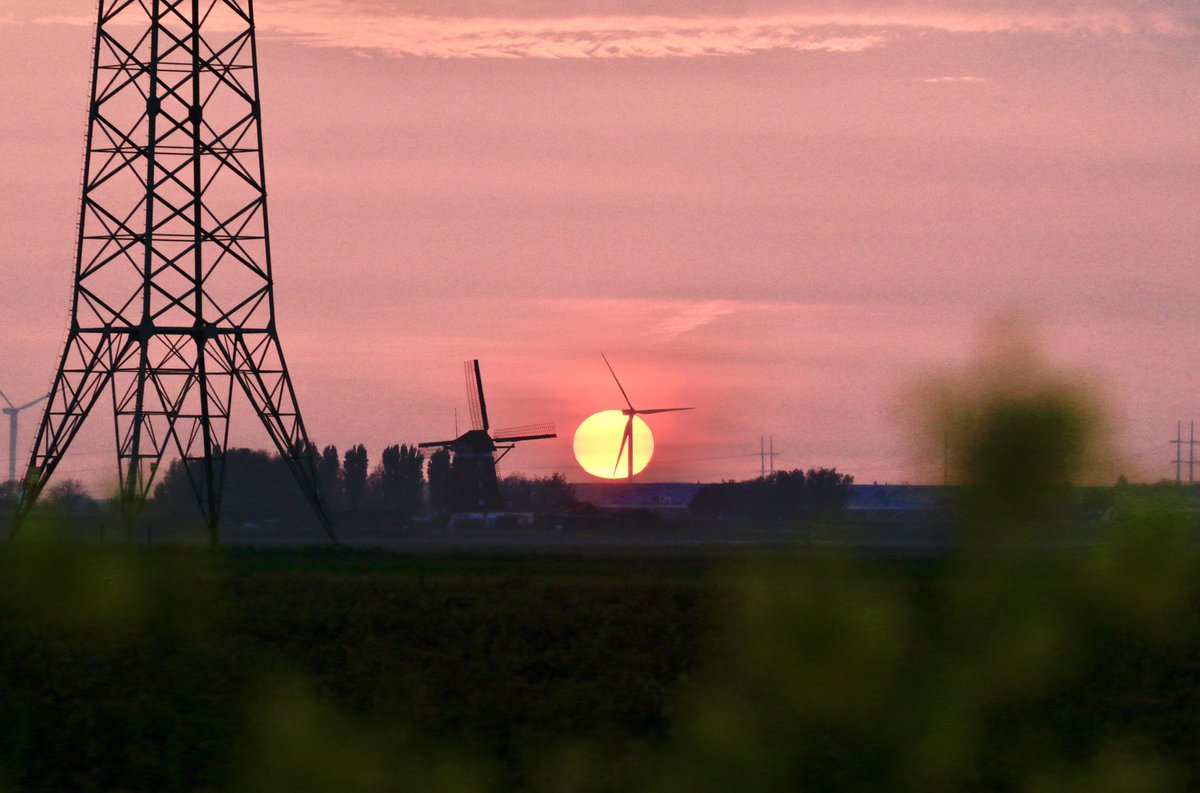 san970's tweet photo. Zonsondergang 7 mei @WNLVandaag @BuienRadarNL @EdAldus @hetweerlokaal @weeronline https://t.co/2VTqVUfpAI