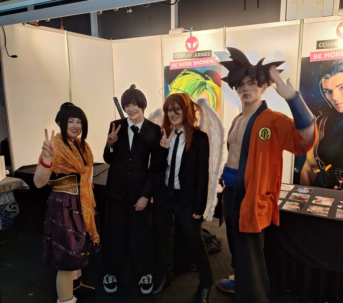 Violentineztea's tweet photo. To tired to tag anyone right now but some amazing Cosplayers at hmia https://t.co/EB6mkcvMPC