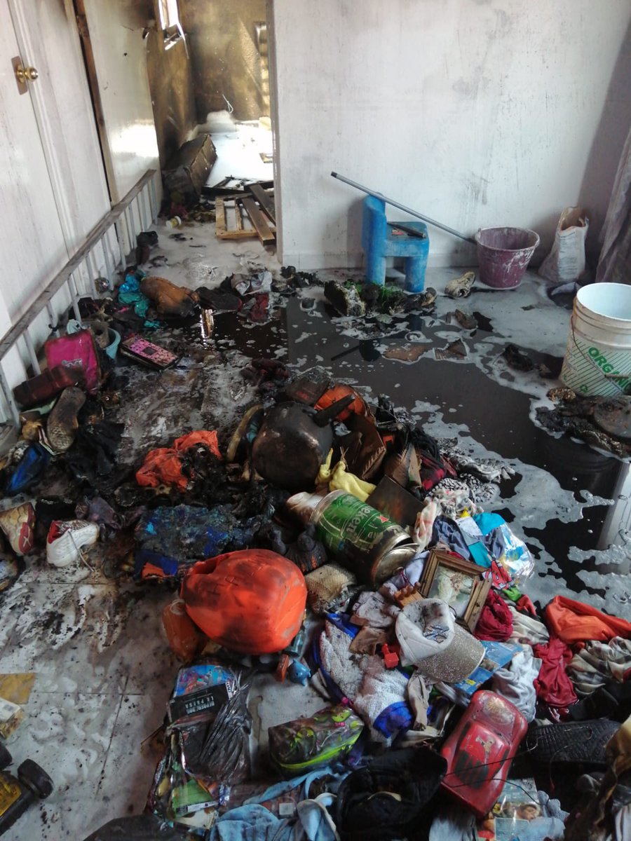 SGIRPC_CDMX's tweet photo. En el tercer piso de un inmueble ubicado en Calle Tenochtitlán y Xicoténcatl, col. Arenal 1a Sección, @A_VCarranza, se suscitó un incendio en un cuarto de 9 m², quemando objetos varios.

El incendio fue sofocado por @Bomberos_CDMX. Como medida de prevención se evacuó a 40 personas, sin lesionados. 

#LaPrevenciónEsNuestraFuerza