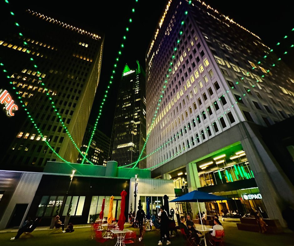 ArthritisFdn's tweet photo. Hey, ATL, green looks good on you! From @ColonySquareATL, to the King & Queen Towers, to 1180 Peachtree and our national home office at 1355 Peachtree, Atlanta was aglow for our 75th Anniversary last night. ๐
#75YearsOfProgress #GoGreenForArthritis https://t.co/pRA8RyASVW