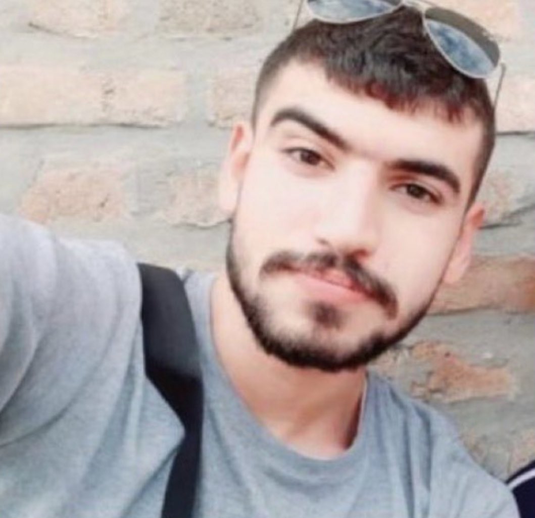 من #متین_منانی هستم. من زنده هستم ولی هر دو چشمم کور شده. ۲۵ سالمه و دانشجوی مهندسی کامپیوتر در ساری هستم یا بهتره بگم بودم . ۲۹ شهریور ۱۴۰۱ آخرین روزی بود که تونستم ببینم! من علاوه بر تحصیل در دانشگاه پیام نور ساری نیمه وقت با برادرم گل آرایی میکردیم تا هزینه های خانواده را