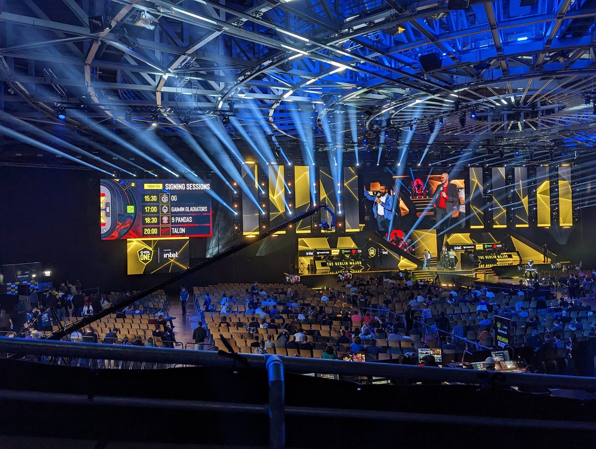SusannHamann's tweet photo. @ESLDota2 Ty so much for the amazing event, cosplay and airbrush ... and improving screen infos every day (so us regular ticket owners could see something). https://t.co/D2UN6KFl9h