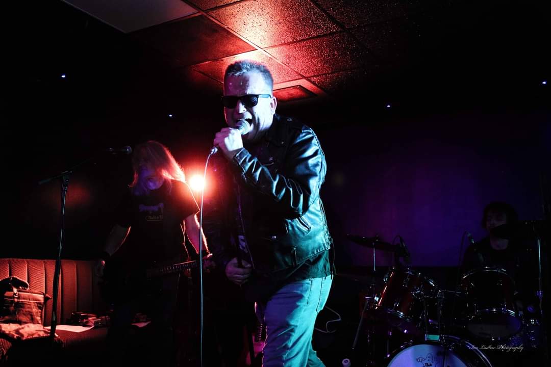 remonesuk's tweet photo. Remones smashing The Butler pub Reading with the mighty Dury Duty - Ian Dury Tribute Band  Sunday 14 May 8pm. No pacemakers!! Pic courtesy of Ian Ladlow #punk #rdguk #gig #Ramones https://t.co/GnoWR2JuOs