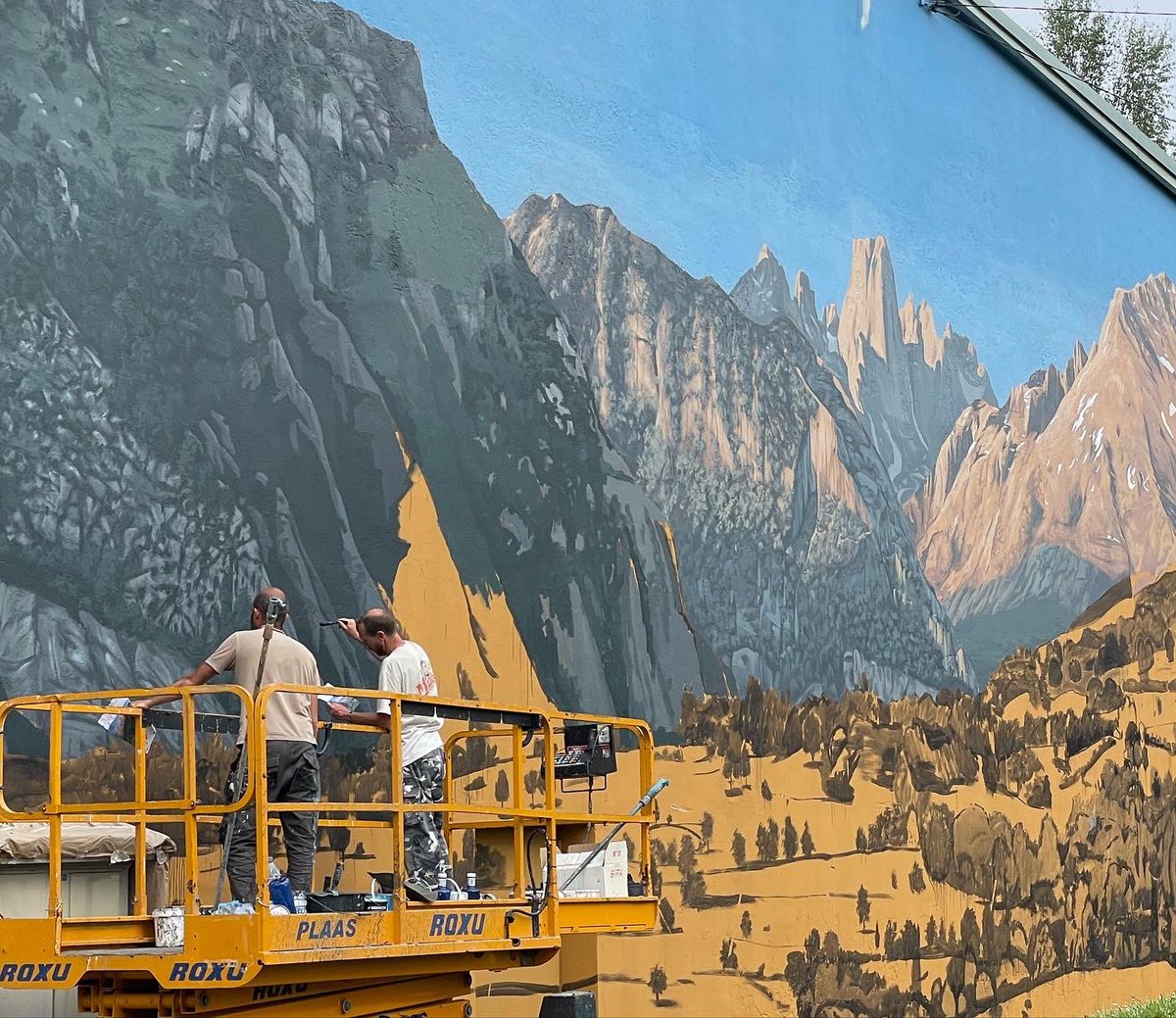 adgfrutos's tweet photo. Impresionante trabajo de Javier Lobo - Murea y Mark Zimmerman  en Pola de Siero (Asturias) #naranjodebulnes #picuurriellu #pinturamural #muralia #sierounlugarparavivir https://t.co/pMnQVqevSn