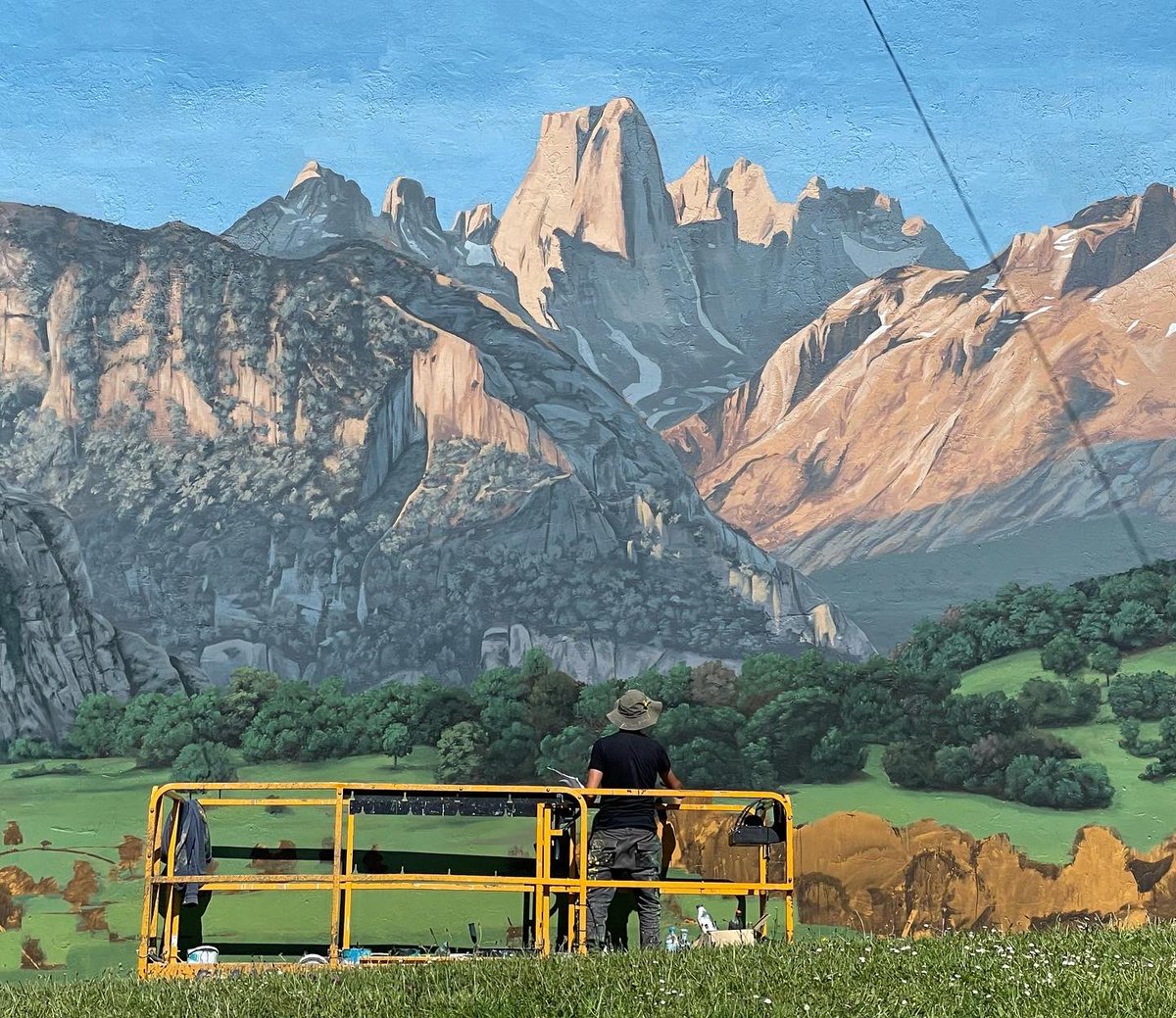 adgfrutos's tweet photo. Impresionante trabajo de Javier Lobo - Murea y Mark Zimmerman  en Pola de Siero (Asturias) #naranjodebulnes #picuurriellu #pinturamural #muralia #sierounlugarparavivir https://t.co/pMnQVqevSn