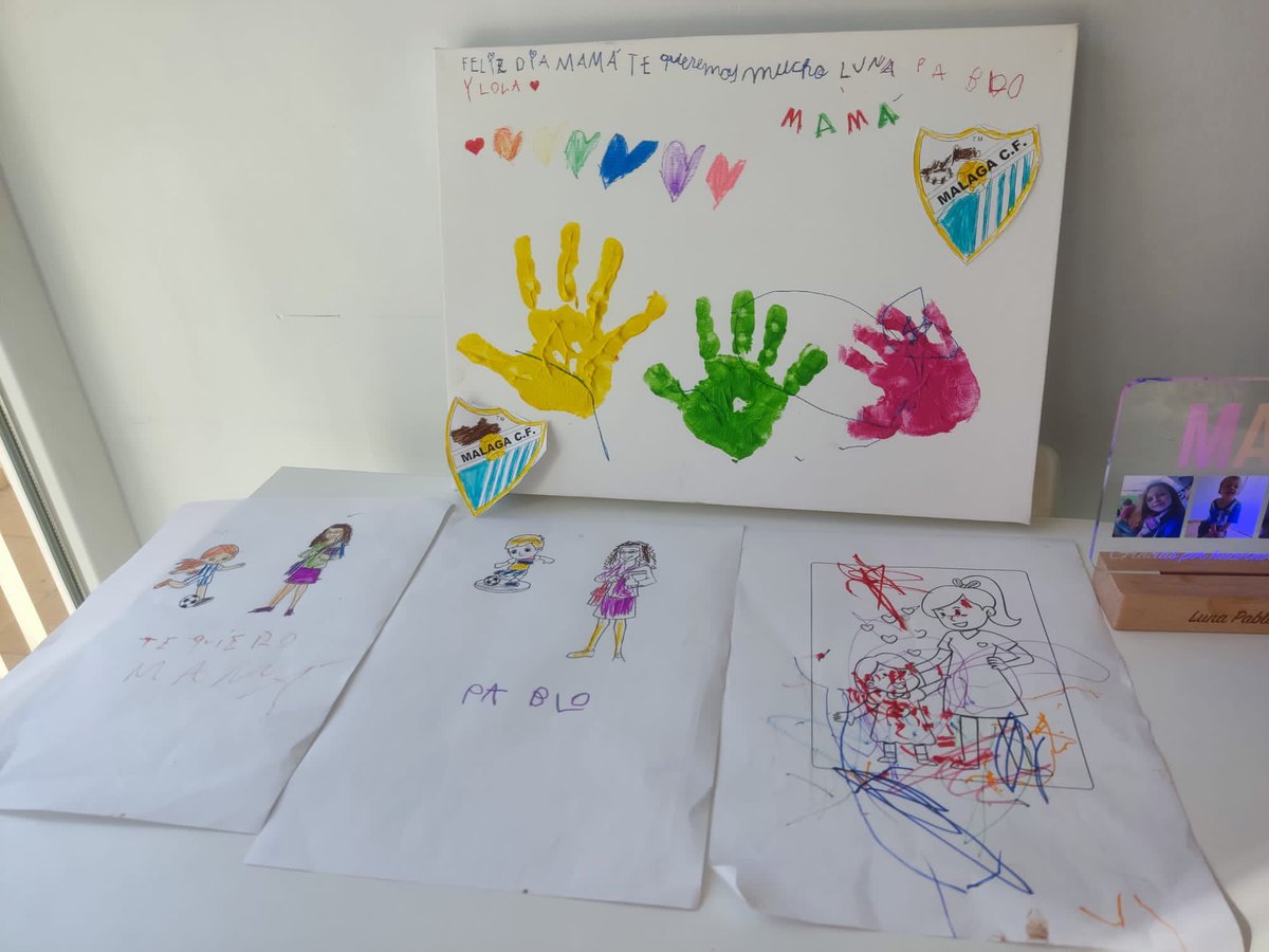 Lunadc86's tweet photo. Hoy mi día ha empezado así, con el regalo de mis 3 niños por el día de la madre. Escudos del Málaga pintados por ellos, y una lamparita con fotos de todos vestidos del Málaga como regalo. Todo prometía… hasta esta tarde cuando hemos prácticamente firmado el descenso… https://t.co/uGsNoIJVqT