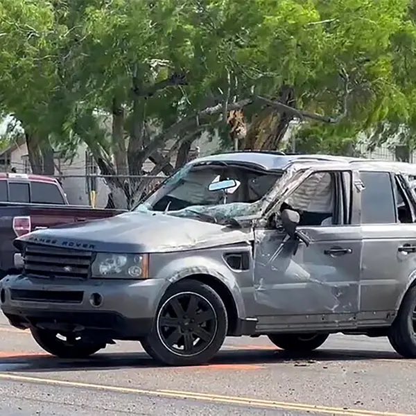 MyLordBebo's tweet photo. The driver of a Range Rover barreled into a crowd of migrants in Brownsville, Texas. Killing 7 and hurting 6. Video of the incident. 
-> Doesn’t look like an accident to me. https://t.co/4Vgr8Re65Z
