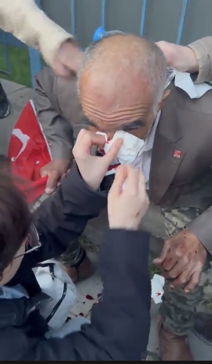 gnldapaydn's tweet photo. Kendi halkına bu taşı atan, attıran ve bu duruma engel olmayan idareciler, aciz ve zalimsiniz. https://t.co/Z0kJZ0sO8g