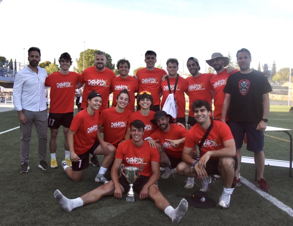 BlackDemonsFA's tweet photo. CAMPEONES DE LA LIGA MADRILEÑA DE FLAG (OPEN)🔥
#JoinUsInHell
#sienteloscoloresconlg
📸 lolayole
#orgullodemonio #blackdemons #americanfootball #roceños #lasrozas #madrid #Flagfootball https://t.co/RAcPwlgovr