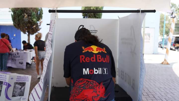 evelyn_parraA's tweet photo. En la colonia Aquiles Serdán, dónde vivo, fui a emitir mi voto para seleccionar los proyectos del #PresupuestoParticipativo 2023 y 2024, así como la elección de la Copacos (Comisiones de Participación Comunitaria). Participa y ejerce tu derecho ciudadano.

#ElVotoEsLibre https://t.co/nmYYxRdt0b