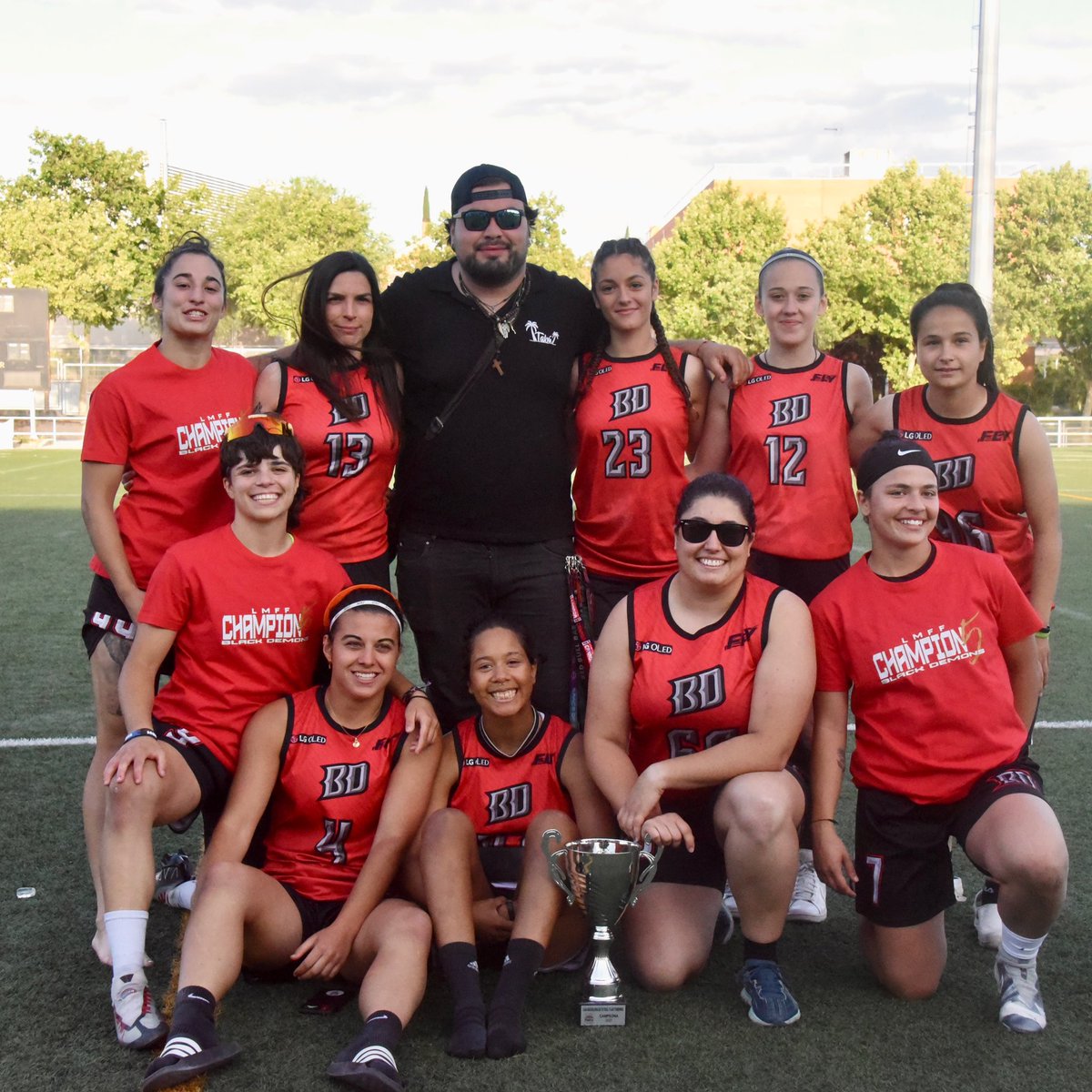 BlackDemonsFA's tweet photo. CAMPEONAS DE LA LIGA MADRILEÑA DE FLAG (FEMENINO)🔥
#JoinUsInHell
#sienteloscoloresconlg
📸 lolayole
#orgullodemonio #blackdemons #americanfootball #roceños #lasrozas #madrid #deportefemenino #Flagfootball https://t.co/STqvBlnPu3