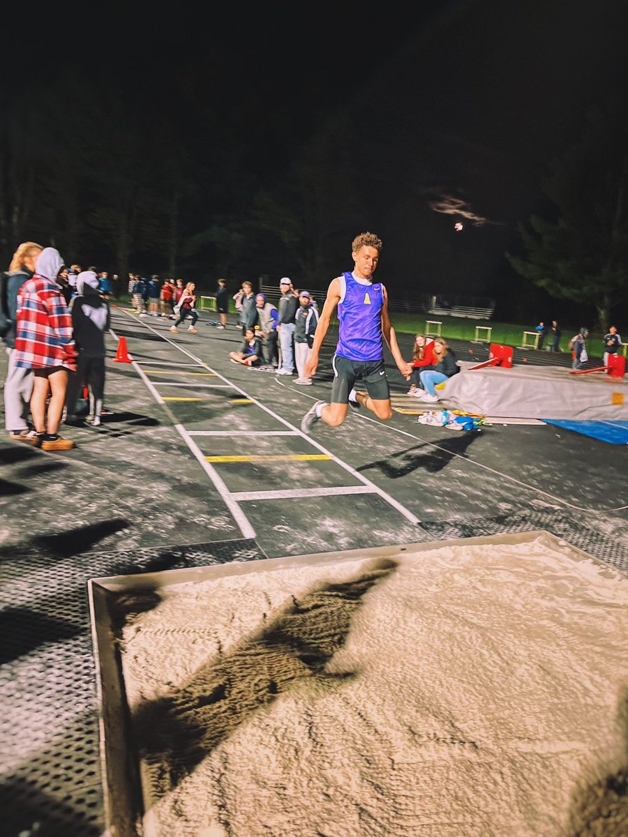 AmsterdamTF_XC's tweet photo. @amsterdamTF_XC Freshman Aundray Fowler placed 2nd in the Triple Jump at the Fonda Invy with a leap of 41-09. This jump qualified him for the NYS Section 2 State Qualifying Meet and puts him just 1.5 in. away from Omahri Sturdivant’s ⁦@omahri_25⁩ Freshman Triple jump record https://t.co/WzwFXqrr4O