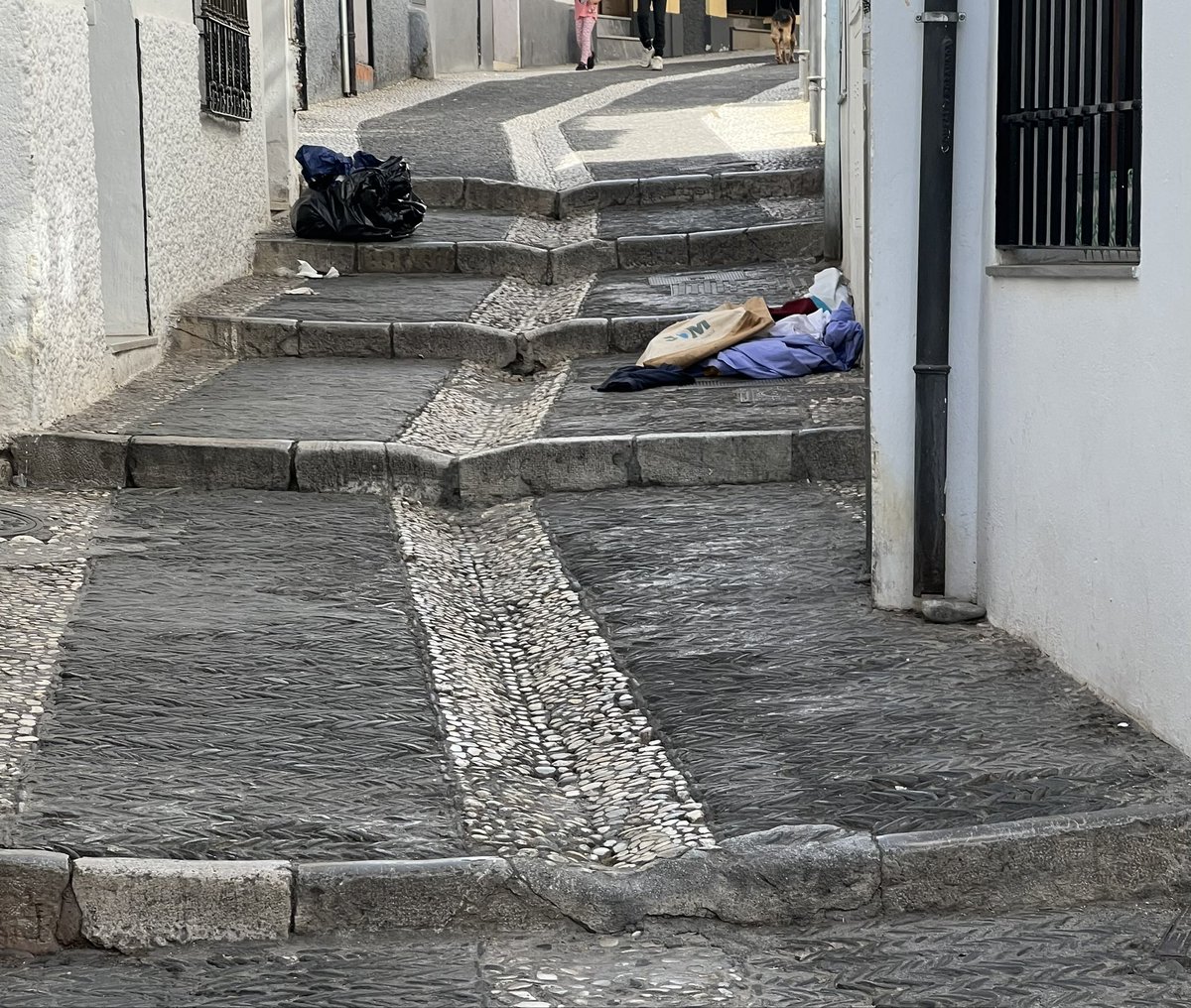AlbaicinH's tweet photo. Calle agua del #Albaicin en una tarde de sábado que invita al paseo pero que muestra su lado más feo por la dejadez que existe en  nuestro barrio..Falta de limpieza, abandono, ¿donde está la @AAlbayzin? Ni está ni se le espera.. https://t.co/aBwUJkegPd