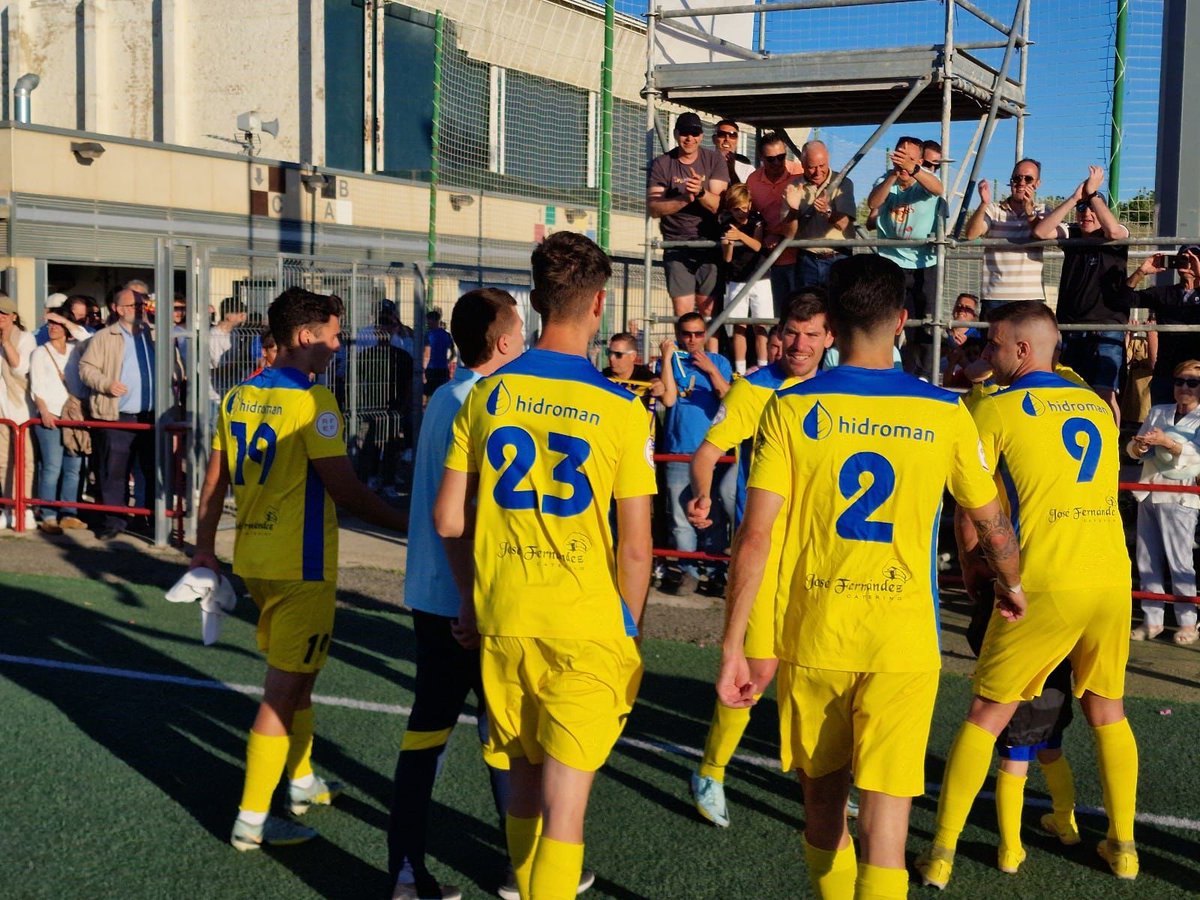 ADAlmudevar's tweet photo. 🗣️ 👀 Oye, pues que allí estamos. 
Seguro que nadie contaba con nosotros pero que vamos a jugar otra eliminatoria por el ascenso a 2ª RFEF.
Nuestros chicos creían en esto, nunca se han rendido y lo han dado todo.
Ahora todos queremos más.
#YPorQueNo

#VamosAlmudévar💛💙 https://t.co/qOLWQfLmzt