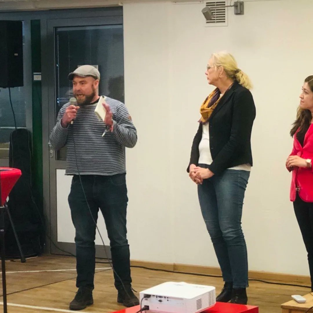 Foto: Ich, wütend, nachdem der Spitzenkandidat der Grünen und Kandidat für Gaarden bei der Kommunalwahl gemeint hatte, Gaarden bräuchte einen veganen Schuhladen.
Das ist fern jeder Lebensrealität: Gaarden braucht bezahlbare Wohnungen+eine Oberstufe an einer Gemeinschaftsschule!