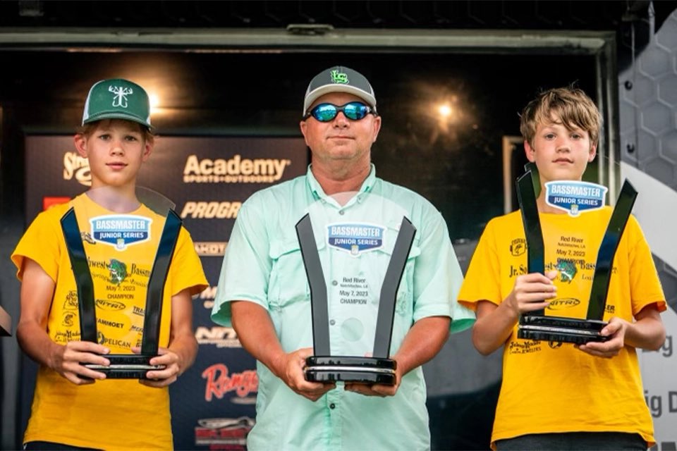 Eli and Colllin Ledbetter of Junior Southwest Bassmasters take the title at the Bassmaster Junior Series at Red River! 

#Bassmaster #BassmasterJuniorSeries