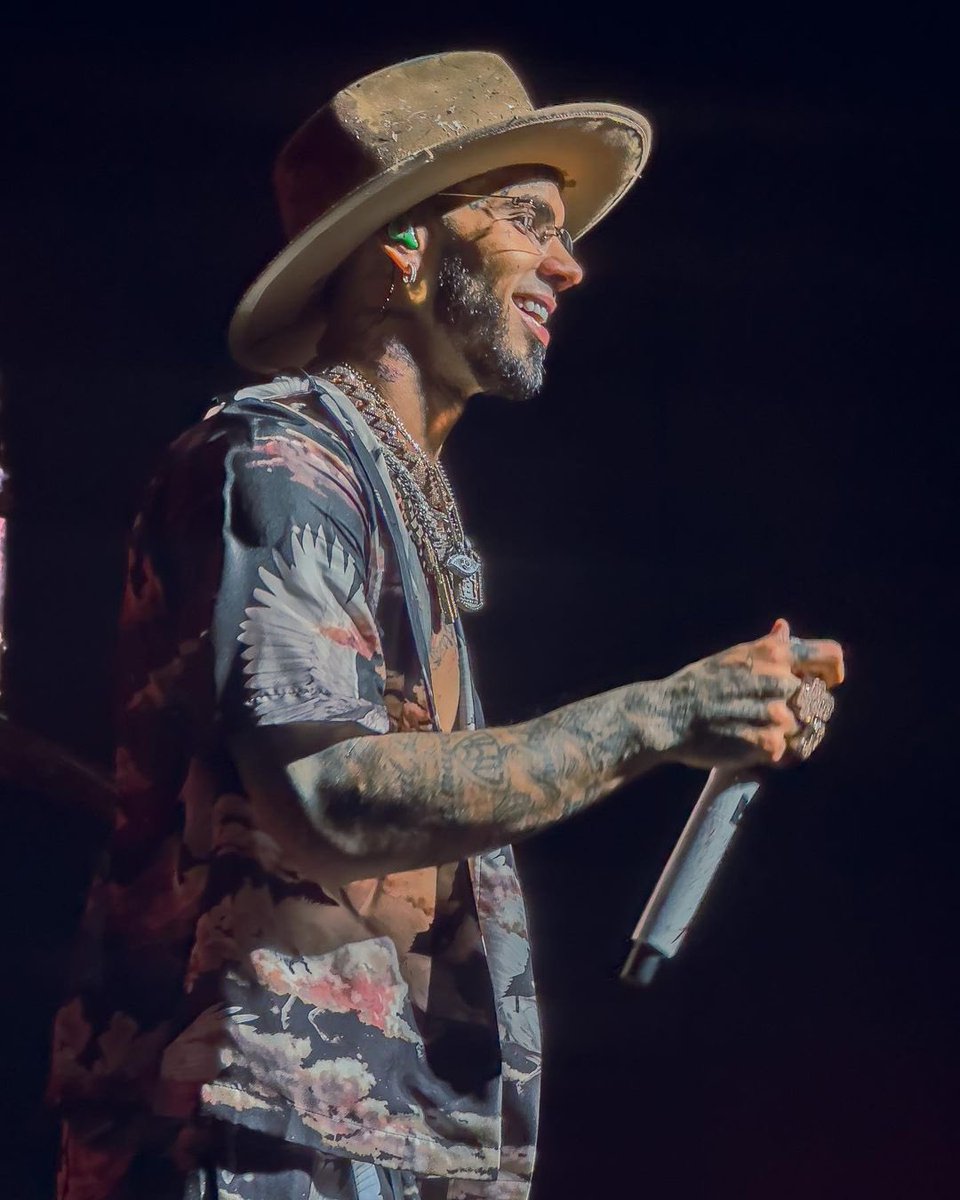 El flow de Anuel con el sombrero🤠🤩