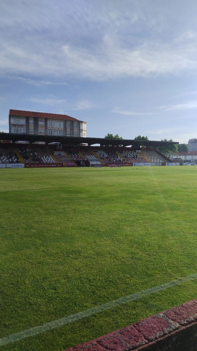 Migueel_gil's tweet photo. Habéis hecho creer a toda una ciudad. Habéis defendido nuestro escudo y honrado el de CD Ourense. Habéis conseguido unir a una afición que no tiene nada de reprocharos. Acabamos de ascender a 3° y la primera temporada ya hemos competido por ascender. https://t.co/OVyrbLrjri